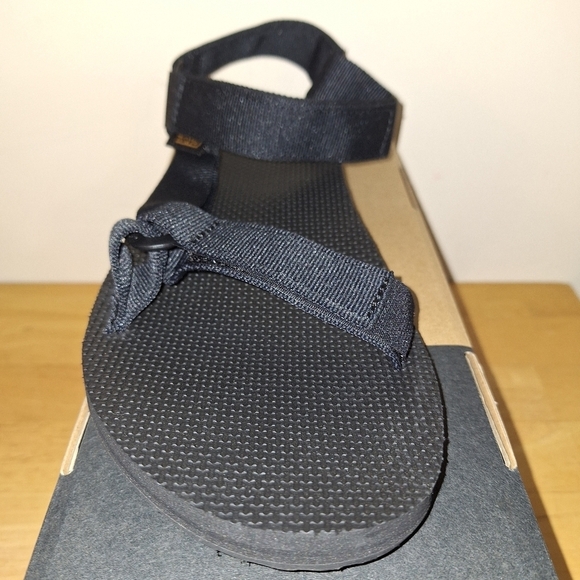 A pair of Teva M. Universal Urban 1004010/BLK. Sandals in a size 9. NWB main image 7